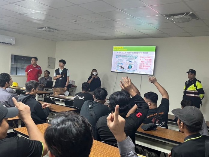 微電車未掛牌11/30起開罰 楊梅警向移工加強宣導 65 S 69296197 0