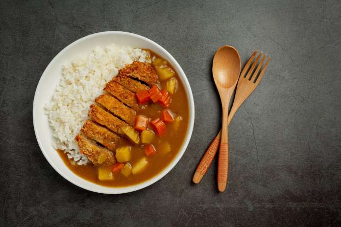 蘇丹紅咖哩粉人心惶惶 桃園教育局宣布營養午餐禁用辛香料 25 fried pork cutlet curry with rice dark surface scaled