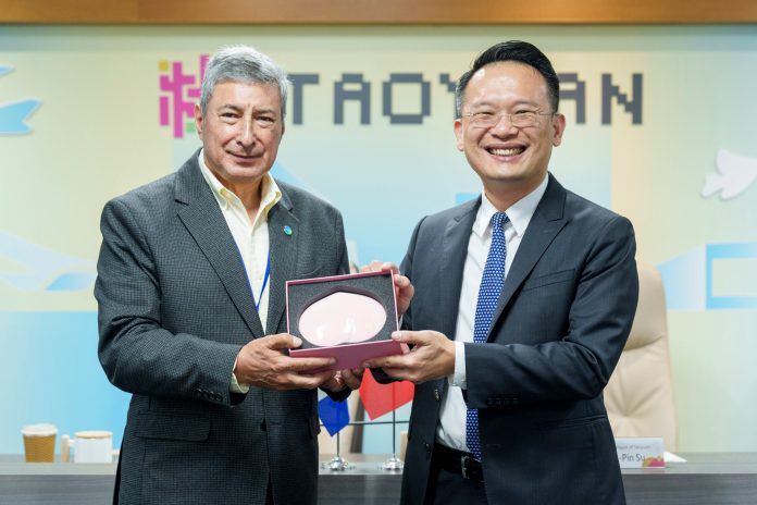 桃園與瓜地馬拉、貝里斯深度交流 共探環境永續合作契機 64 蘇副市長致贈伴手禮「甜滿心桃」大桃盤禮盒與訪團 0 scaled