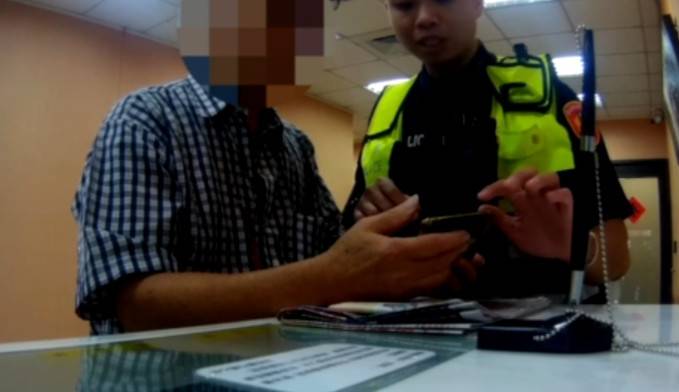 警方到場與行員耐心查證,成功攔阻詐騙。(記者 黃荷琇翻攝)