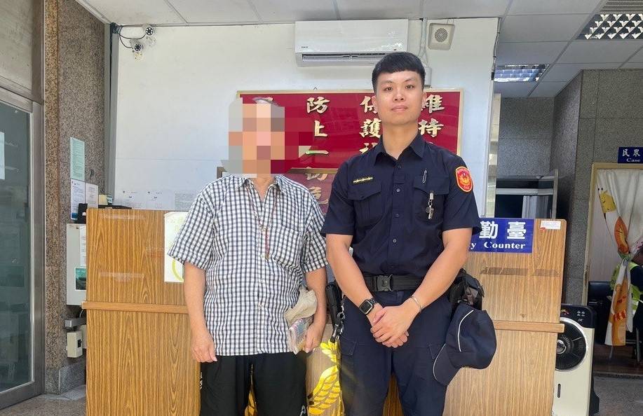 警員葉昱宏(圖右)順利阻詐成功,並與游姓民眾合影。(記者 黃荷琇翻攝)