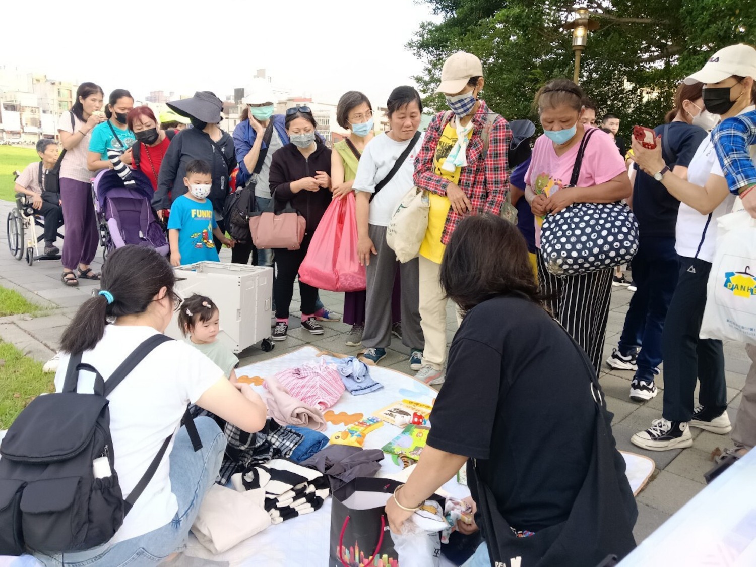 湳雅公園免廢市集多年前由民間自主發起，沒有金錢交易且自由設攤。（圖/記者黃溎芬翻攝）