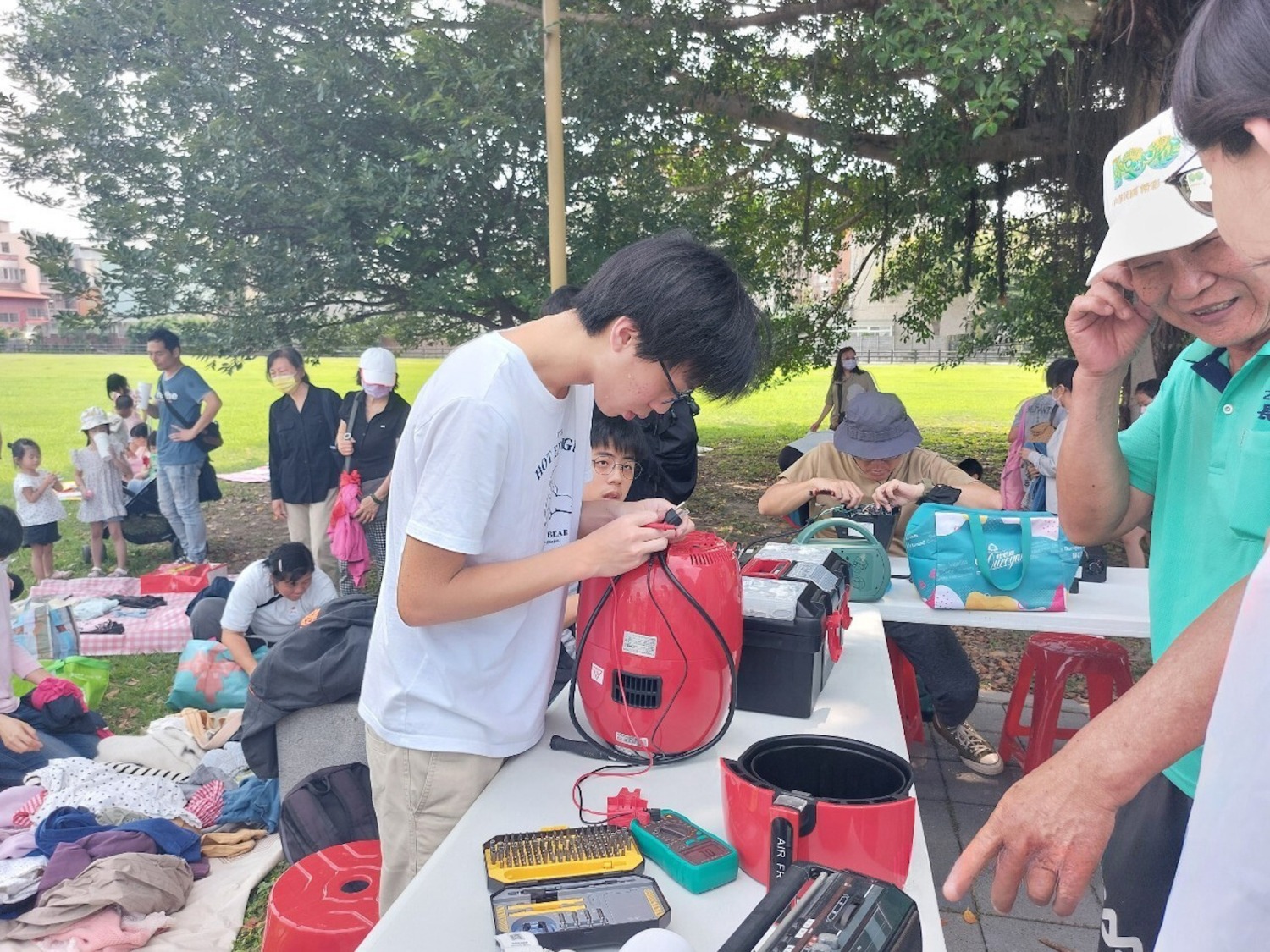 免廢市集的免費電器維修聊天室服務，每次都大排長龍人氣最旺。（圖/記者黃溎芬翻攝）