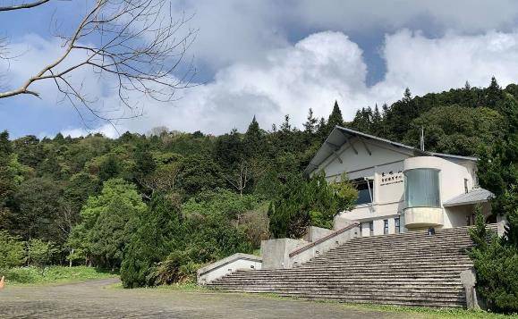 綠意擁抱的東眼山自然教育中心。(圖/記者黃溎芬翻攝)