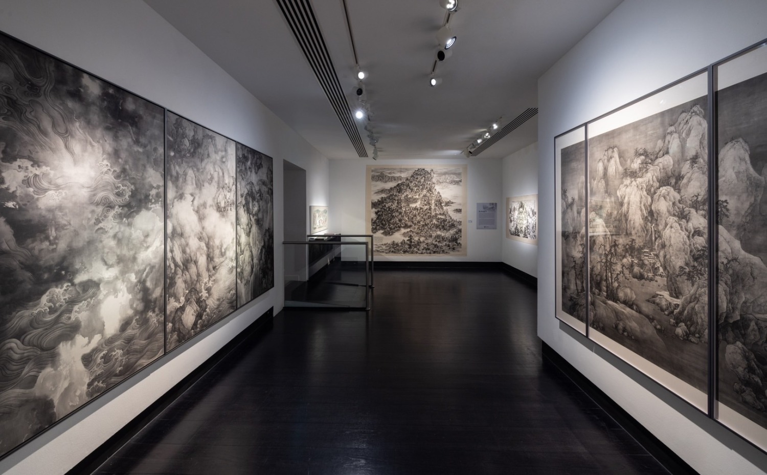 亞洲藝術展覽廳現場,圖中為藝術家傅益瑤、泰祥洲作品。(圖/Grace Han 提供)