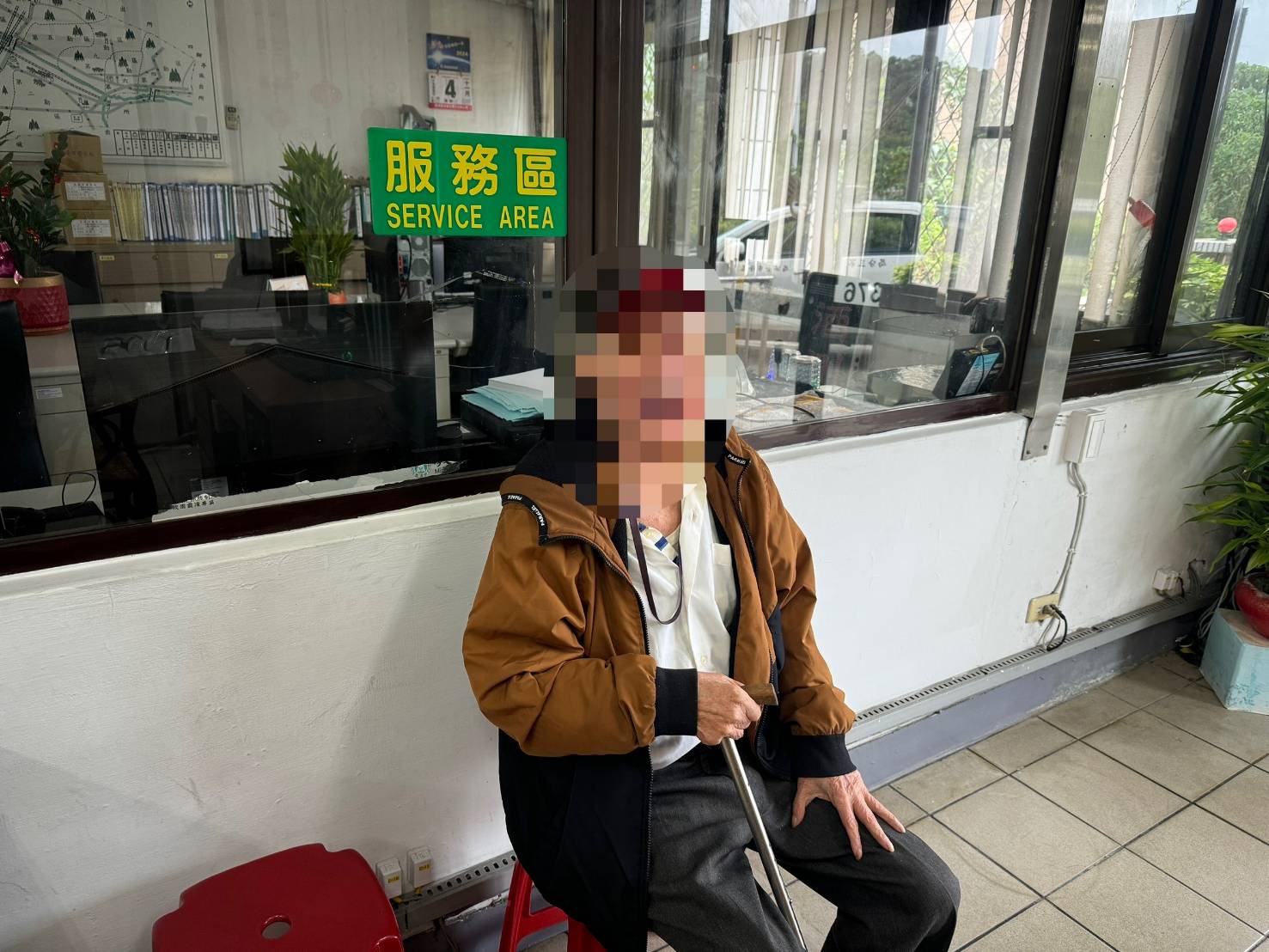 老翁疑似失智先行將老翁攙扶至所休息。(記者薛秀蓮翻攝)