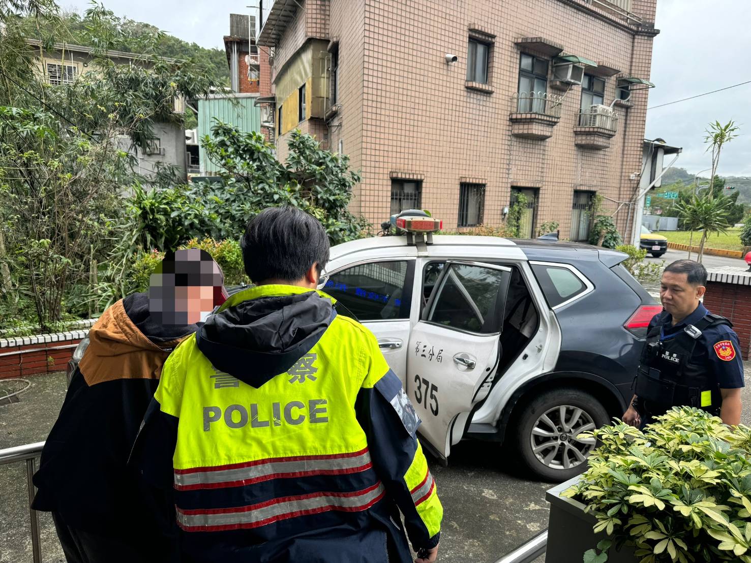 員警駕駛巡邏車送失智老翁返家。(記者薛秀蓮翻攝)
