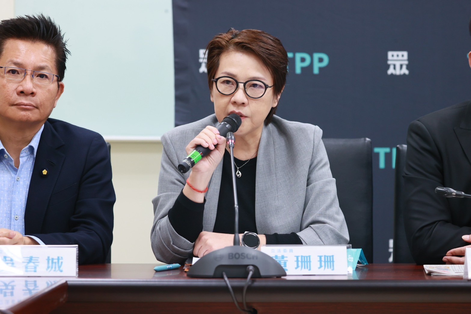黃珊珊指出,昨天許多委員登記了4、5輪發言,讓委員都能充分表達意見,民進黨卻對外說沒有討論,「全國媒體和百姓都看在眼裡。」(圖/民眾黨立院黨團)