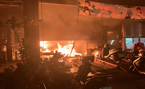 機車行暗夜大火 3人受困消防救難人員搶救脫困