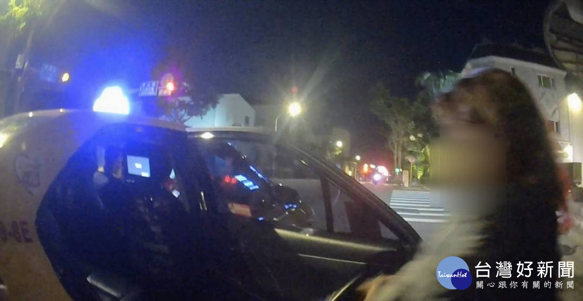 深夜女子蜷縮角落啜泣,蘆警安撫助返家。