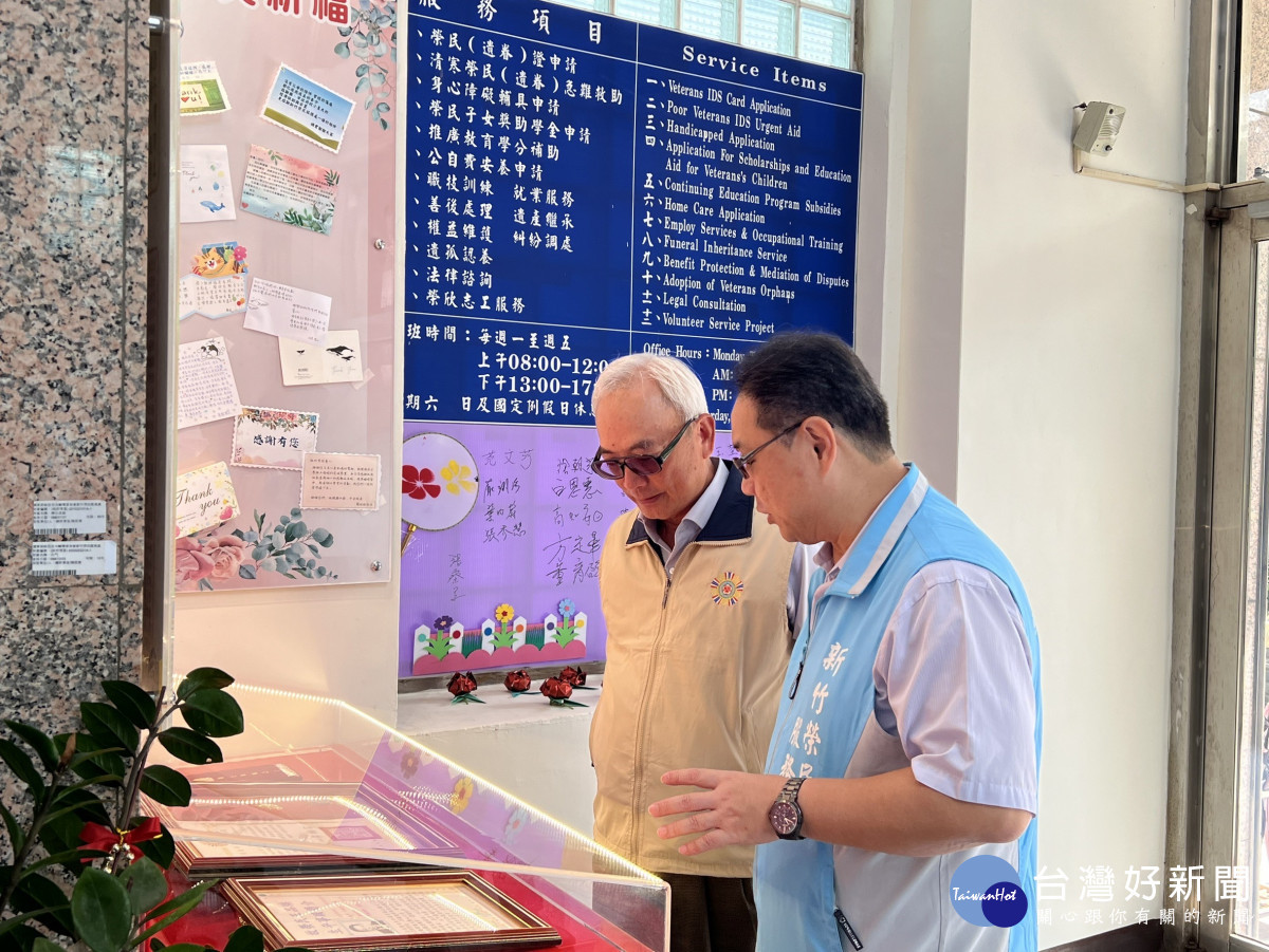 鞠宗顯處長向陳進廣副主任委員介紹榮服處恩澤榜。