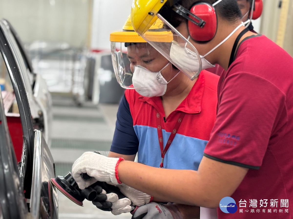 學員於桃苗汽車股份有限公司道場實際演練，深入了解汽車修繕過程 。