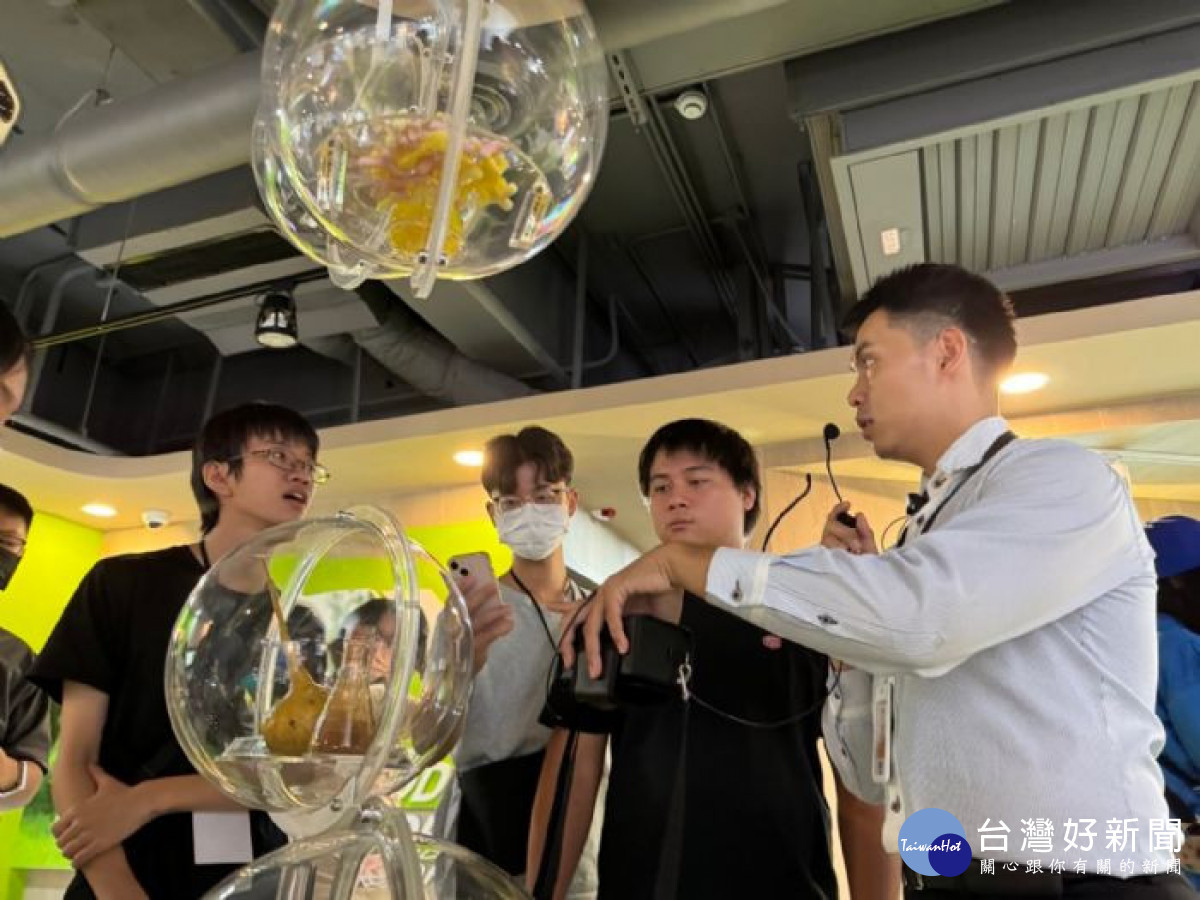 與葡萄王生技股份有限公司合作,讓學員參訪食品生產線,了解健康食品的製作過程 。