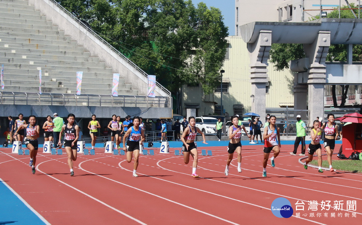 國女百公尺賽競爭激烈。(記者扶小萍攝)