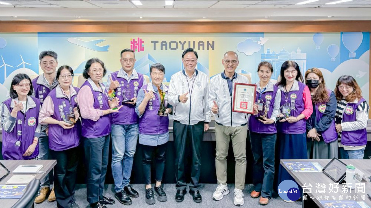 張市長與衛生局同仁合影。