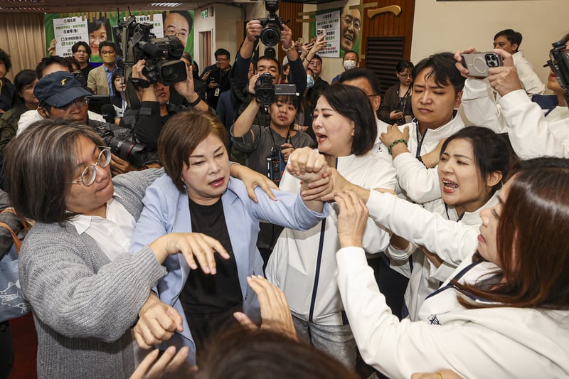 立法院財政委員會6日繼續審查財劃法部分條文修正草案,國民黨立委徐巧芯(右2)、王鴻薇(右3)與民進黨立委陳培瑜(左)、賴惠員(左2)等人在主席台前推擠,一度引發肢體衝突。中央社