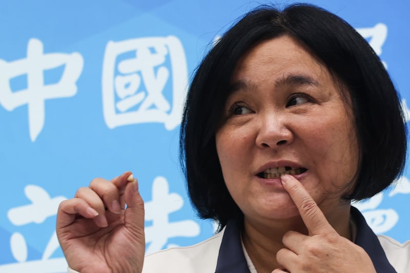 國民黨立委陳玉珍(圖)6日在黨團記者會表示,歷經這兩天的衝突,她的牙齒都掉了,希望大家理性討論。中央社