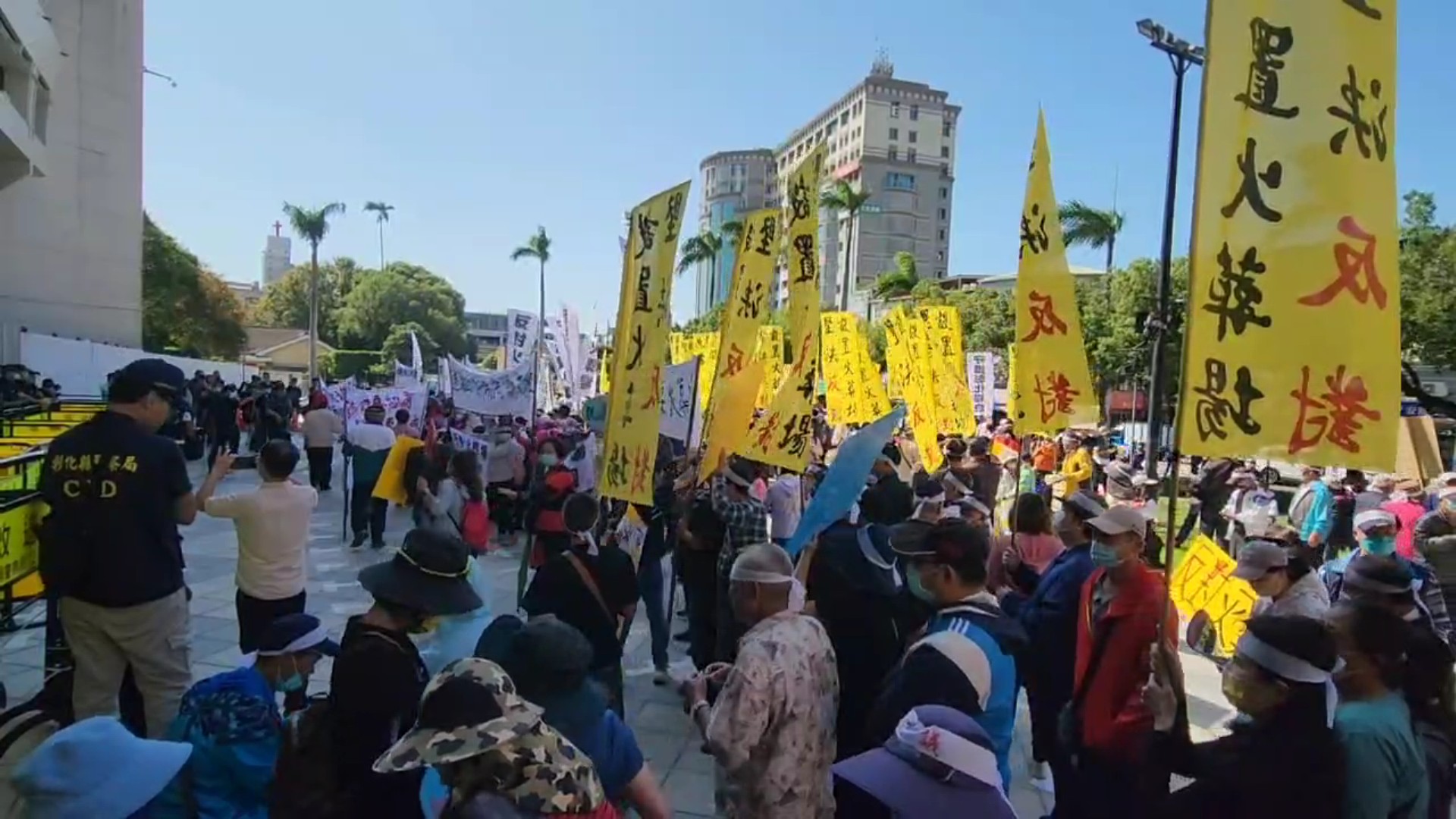 ▲近日彰化縣政府公告選址在芳苑鄉規劃建設火化場，近千名抗議民眾集結於彰化縣議會外，高喊「撤案」口號，表達堅決反對建設火化場的立場。（記者張溎壕攝）