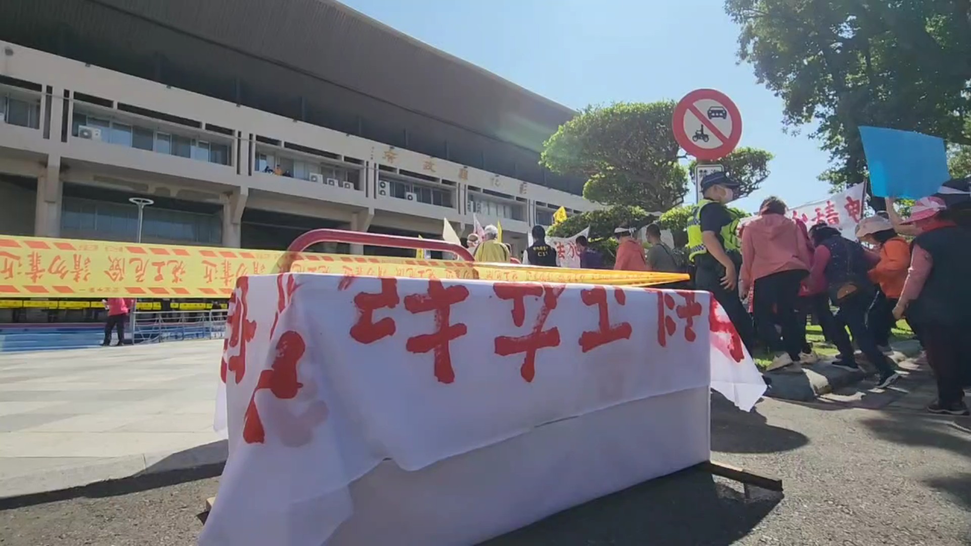 ▲近日彰化縣政府公告選址在芳苑鄉規劃建設火化場，近千名抗議民眾集結於彰化縣議會外，高喊「撤案」口號，表達堅決反對建設火化場的立場。（記者張溎壕攝）