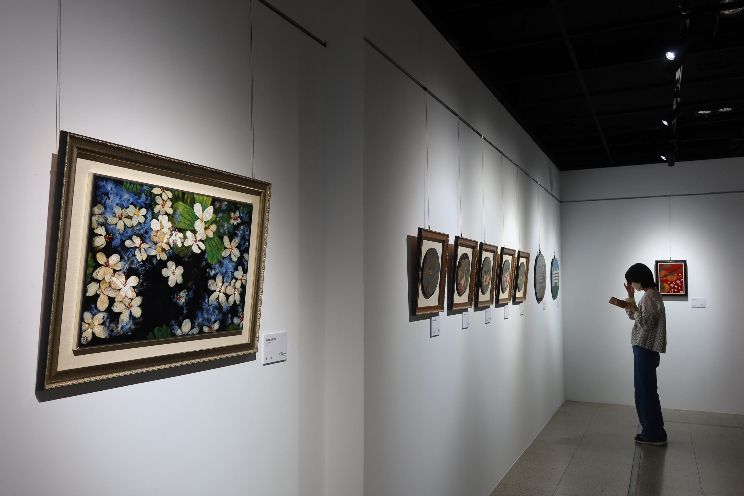 ▲國立彰化生活美學館舉辦「漆畝田—貓羅溪草桼畫會會員聯展」,歡迎來感受天然漆畫所帶來的藝術魅力。(記者張溎壕攝)