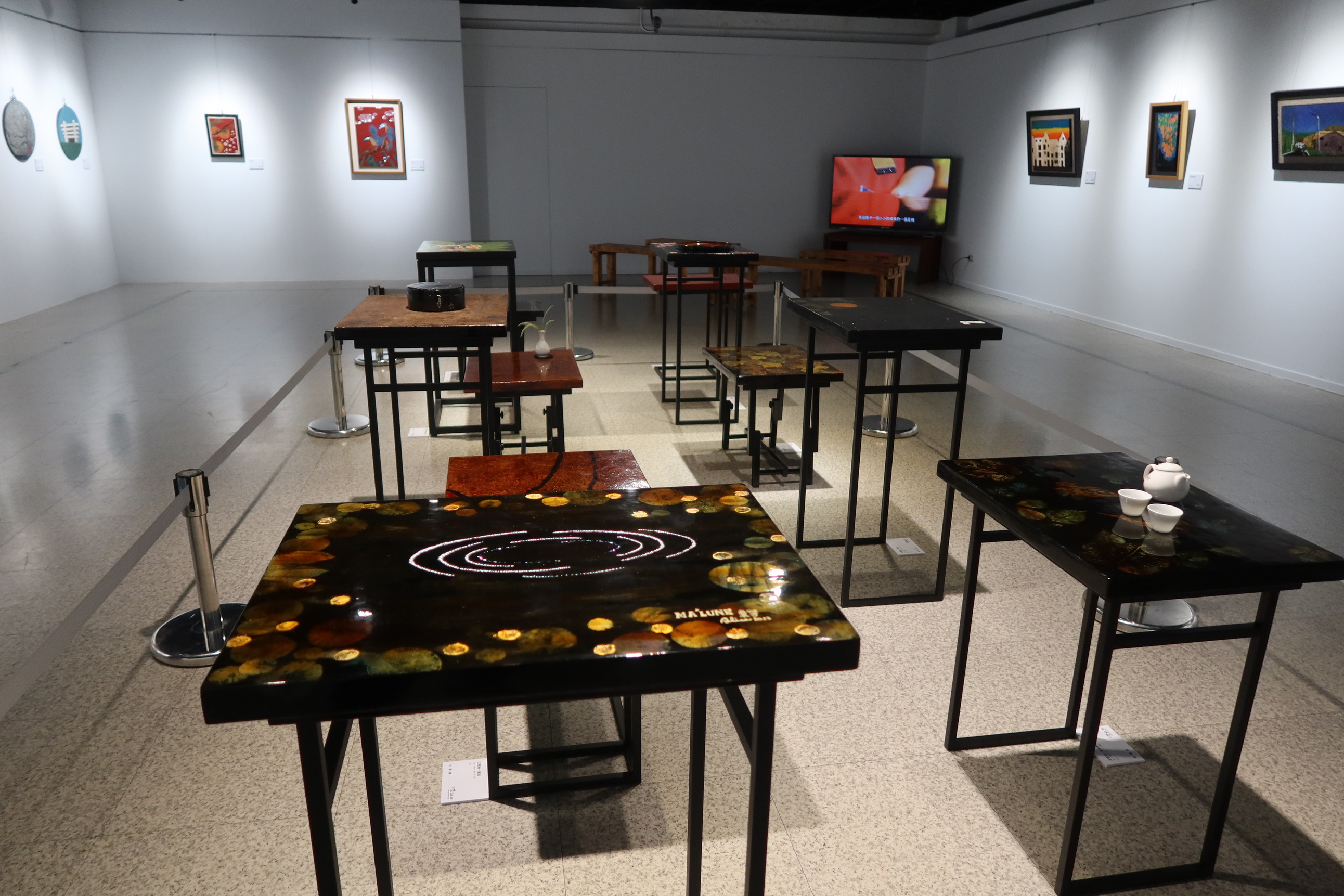 ▲國立彰化生活美學館舉辦「漆畝田—貓羅溪草桼畫會會員聯展」，歡迎來感受天然漆畫所帶來的藝術魅力。（記者張溎壕攝）
