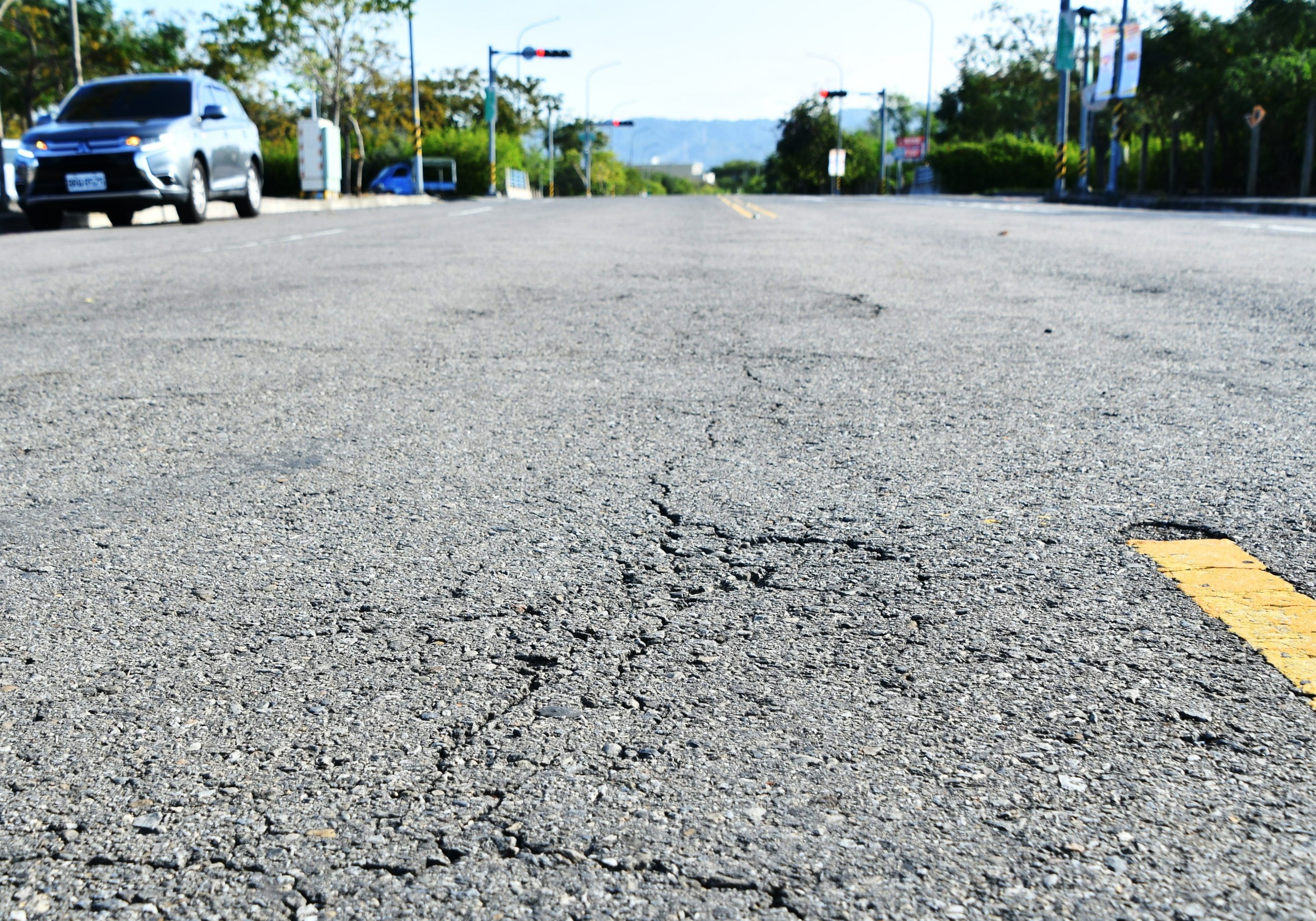▲彰化縣政府進行田中馬拉松賽事路段改善工程，縣長王惠美前往視察多處施工現場，強調必須為參賽者提供最佳路面品質。（縣政府提供）