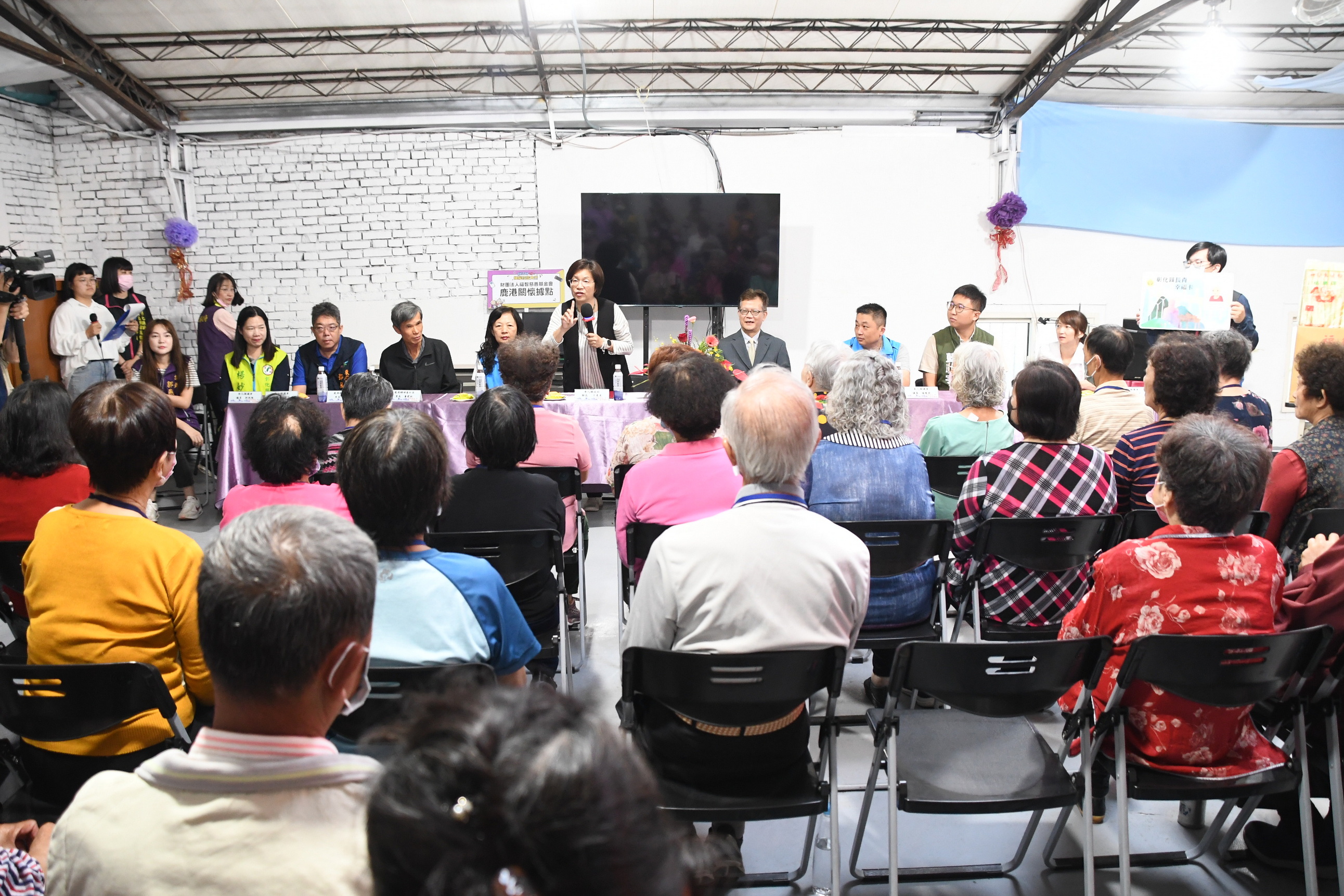 ▲彰化縣政府於鹿港鎮東石里設立了第350個社區照顧關懷據點，縣長王惠美贈牌給鹿港財團法人福智慈善基金會。（彰化縣政府提供）