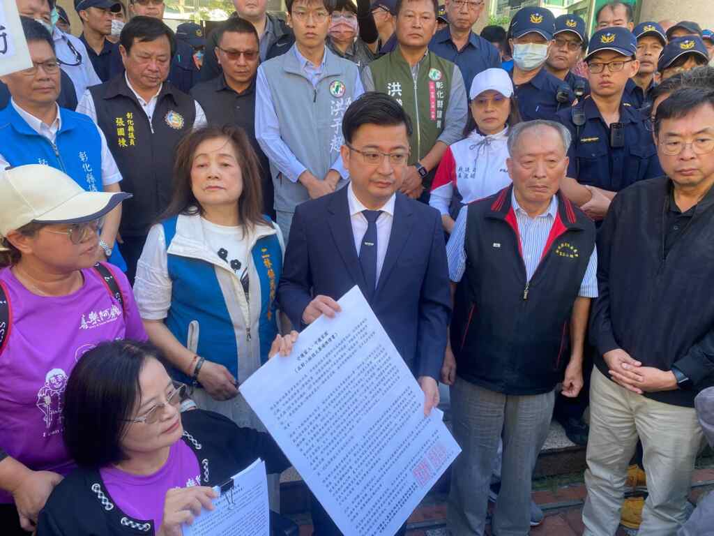 ▲彰化縣議會議長謝典林接下陳情書，並表示會將民意反映給縣府。（記者林明佑攝）