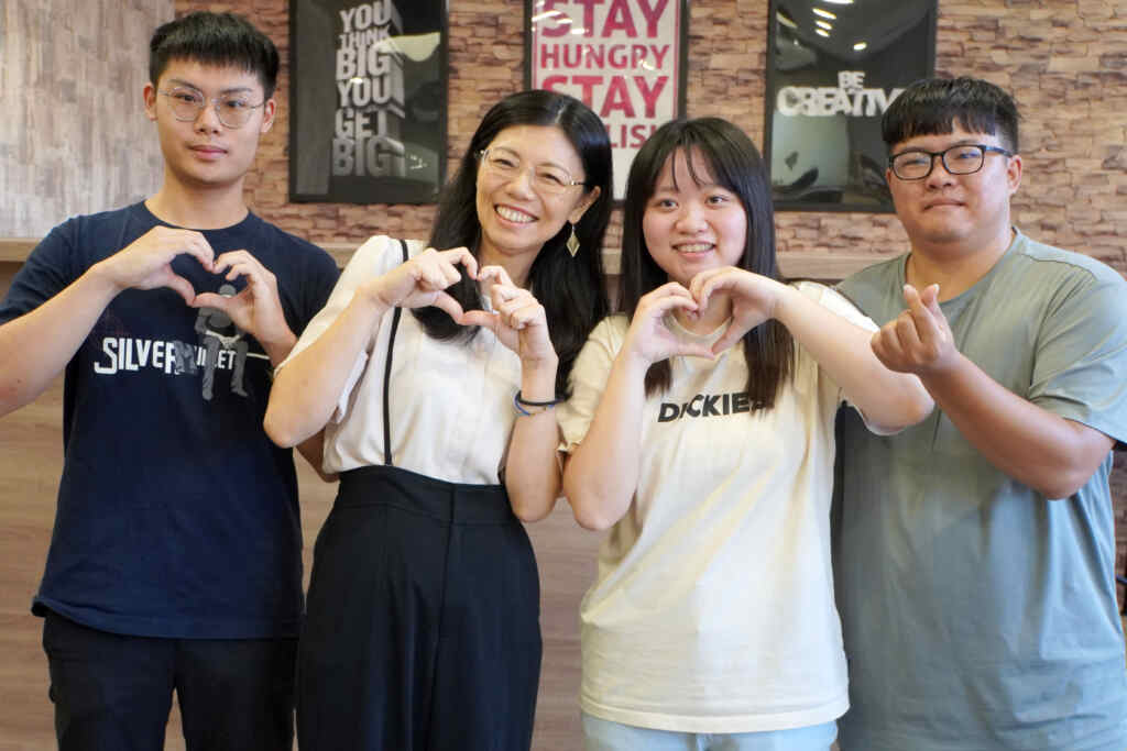 ▲大葉大學丁后儀老師(左二)恭喜企管系學生晉級決賽。（記者林明佑翻攝）