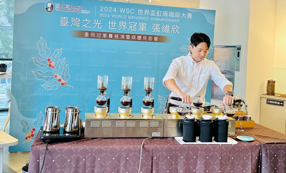 歐客佬的咖啡師張維欣重現這次參加024世界盃虹吸咖啡大賽得過程,以緊湊的節奏在15分鐘內呈上六杯咖啡,其中包含三杯綜合咖啡和三杯創意咖啡,(圖/記者林均和攝)