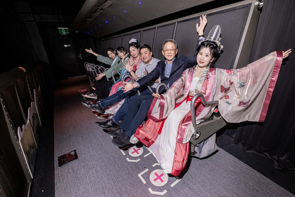 搭上飛行載具,雙腳懸空飛入經典名畫之中