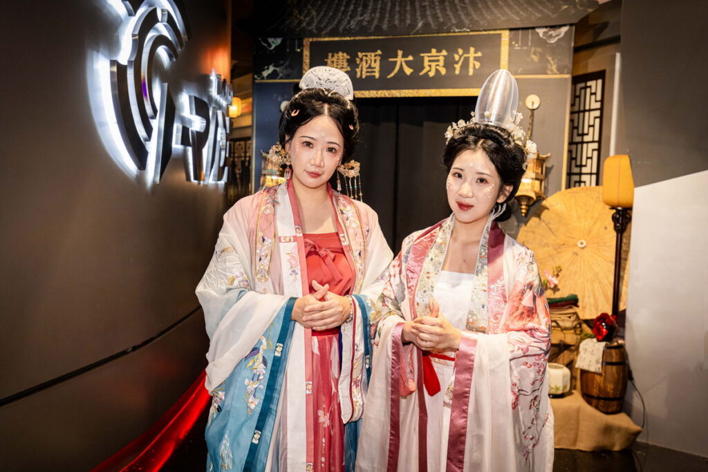 蒞臨汴京大酒樓,體驗宋朝叉手禮,雙手握拳拇指交叉