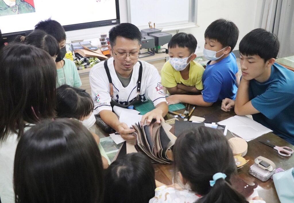 邱文仕老師帶領金門縣多年國小學童認識皮革工藝。（圖/工藝中心提供）