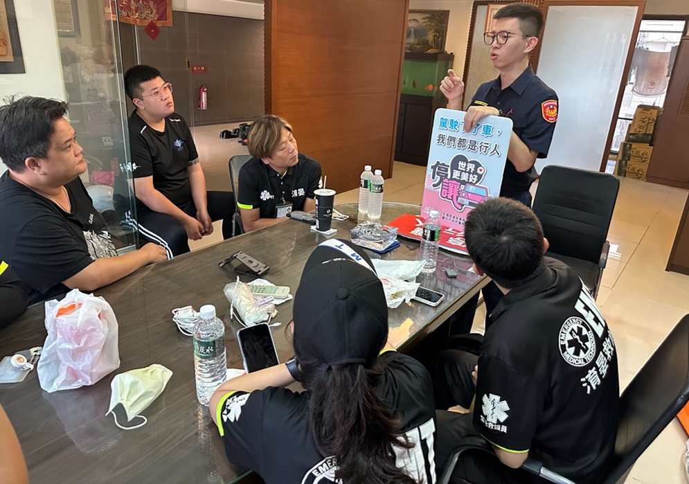▲圖說:為降低救護車交通事故率,第一分局宣導團特別前往淯晏救護車公司宣導安全駕駛概念 (圖/台中市政府 提供)