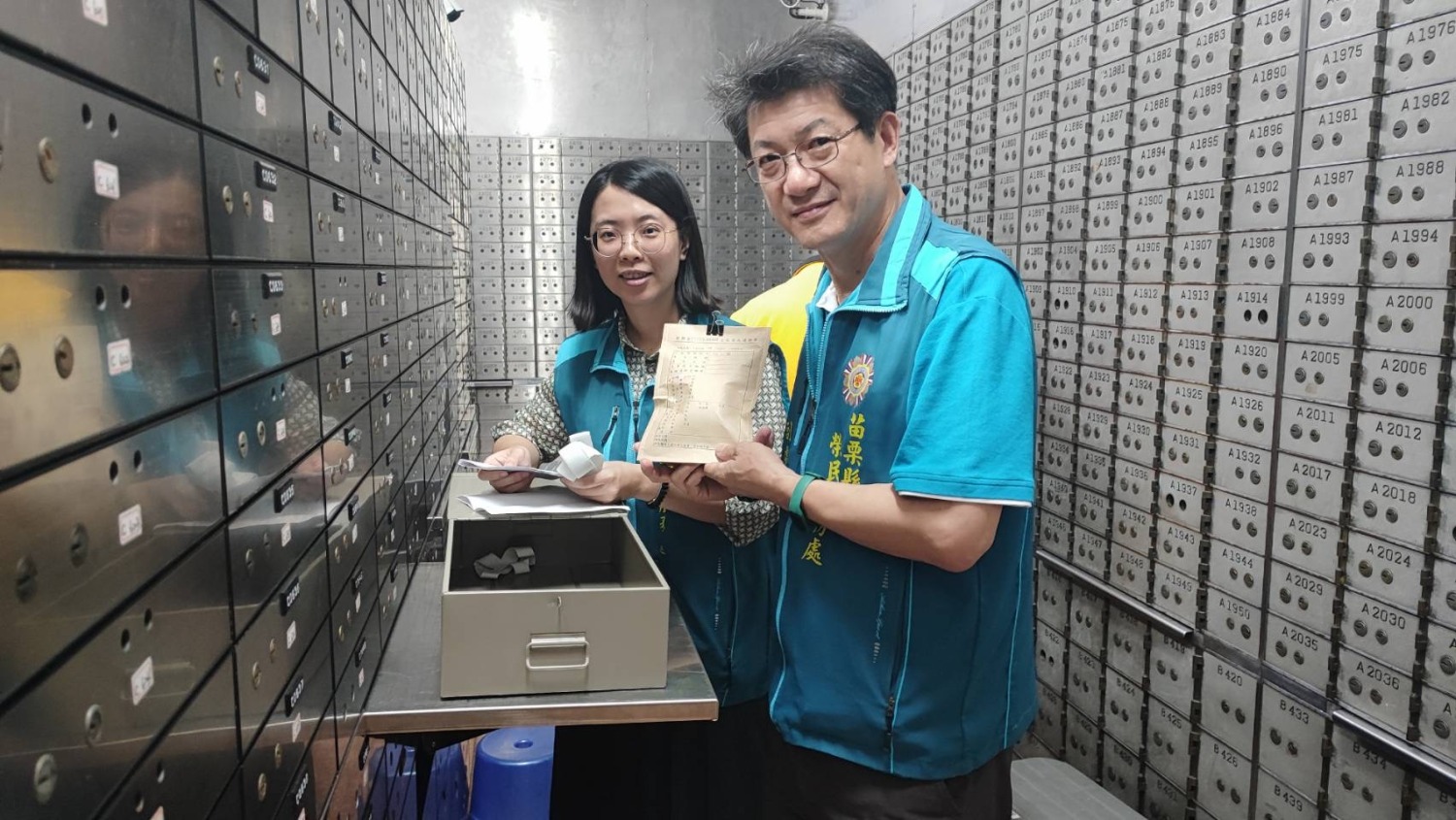 苗栗縣榮服處副處長柯長榮(右)檢視動產品保管情形。(記者 張艷君翻攝)