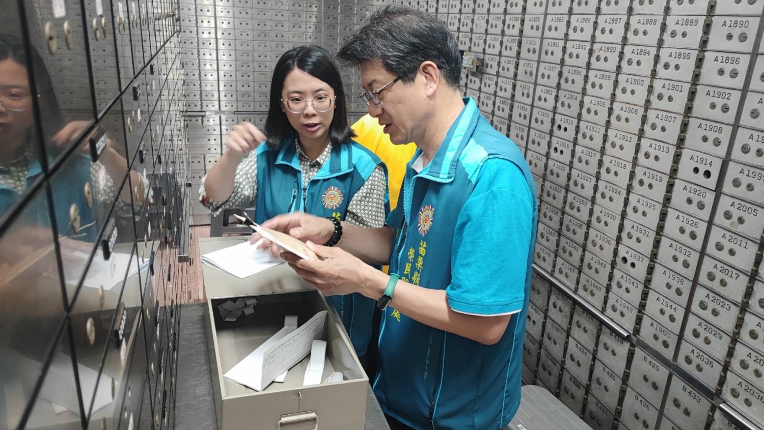 柯副處長除逐一詢問所有動產品存放保管箱作業規定,並依照清冊清查核對,期使故榮民遺留的動產品均能與系統帳目相符無誤。(記者 張艷君翻攝)