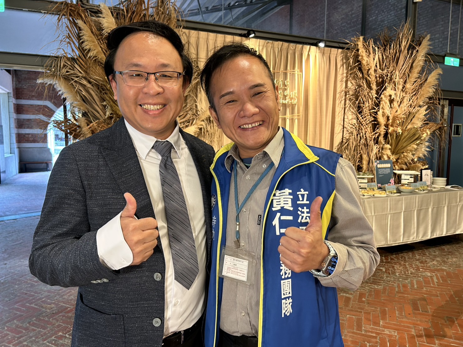 彭成豐和黃仁指派特助陳偉華力(右)推落實關山鎮縱谷文化食區新風貌形象商圈營造計畫。(記者包克明 攝)