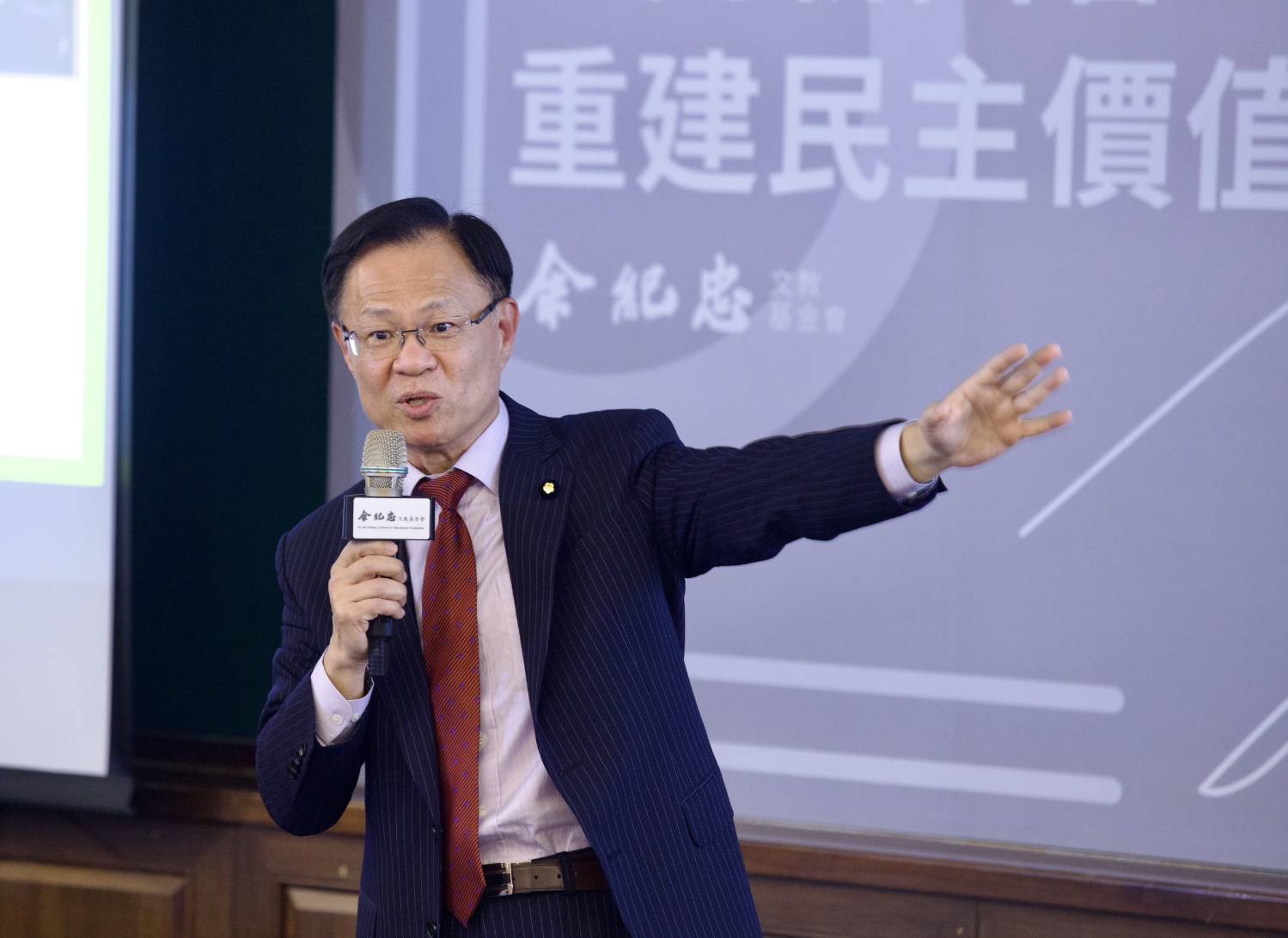 張啓楷指出,「國會民主文化有待改進,鍾佳濱必須向這名記者道歉!」。(圖/張啓楷國會辦公室)