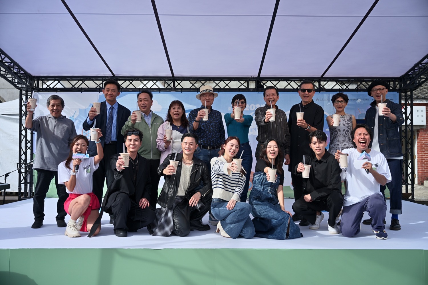 「2024好友港節市集」貴賓及演出藝人合照。 (圖/財團法人台港經濟文化合作策進會提供)