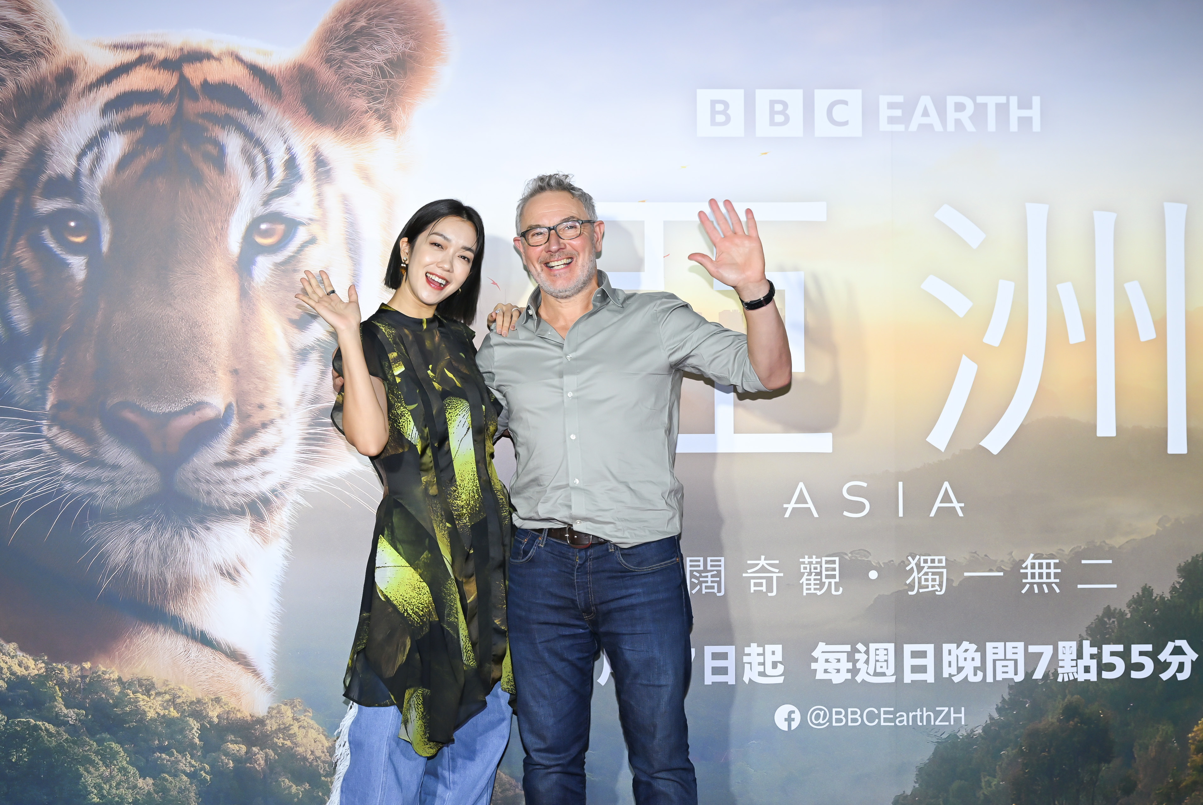 BBC Studios自然歷史部門負責人喬尼基林(Jonny Keeling)與錄製中文旁白的大霈一起出席台北首映會現場及映後座談。圖/BBC Earth提供