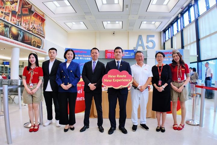 (左5)泰越捷航空執行副總裁梁長安 An Luong Truong 和(左4)財團法人沖繩縣產業振興公社台北事務所所長上江洲辰德、(左3)財團法人沖繩縣產業振興公社台北事務所副所長江怡欣、(右3)泰越捷航空台灣總代理金遠東國際旅行社董事長陶世龍、(右2)泰越捷航空台灣總代理金遠東國際旅行社總經理吳麗萍共同發布啟航曼谷-沖繩航線。 圖:泰越捷航空/提供