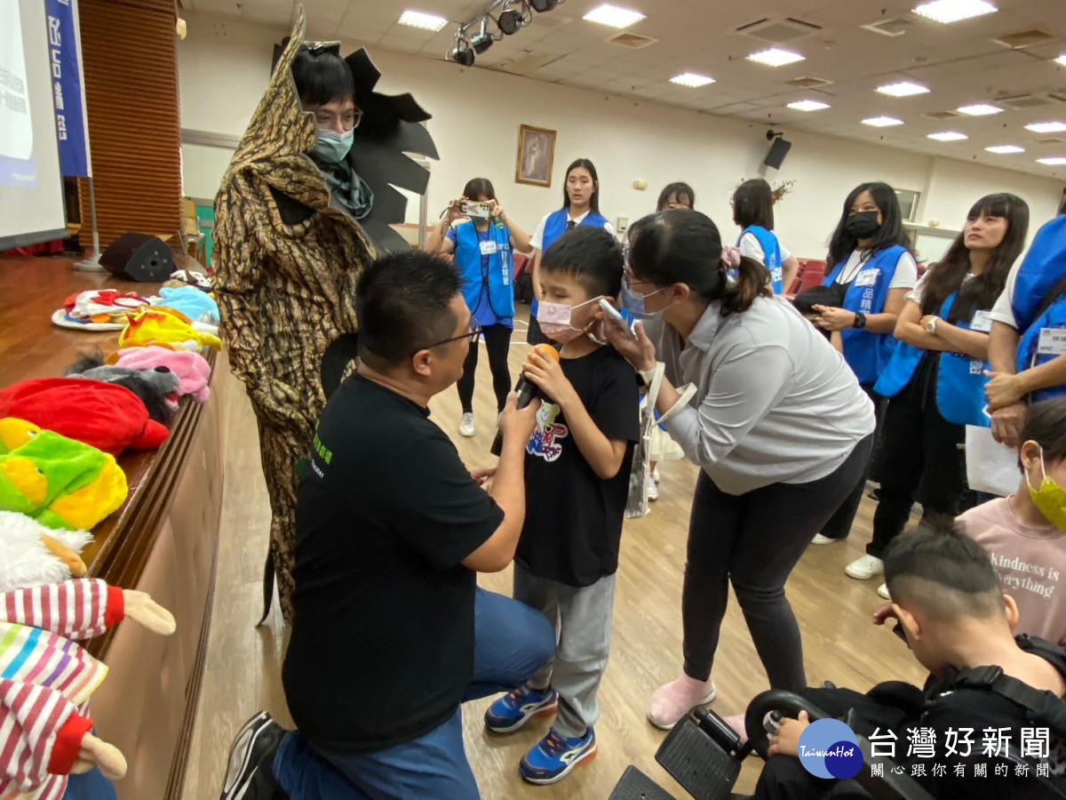 矽品志工引導盲童認識多種職業進而思考未來