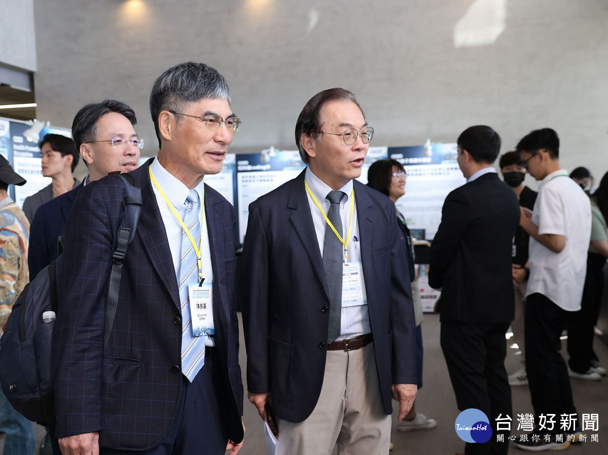 前科技部長台大名譽教授陳良基(左)