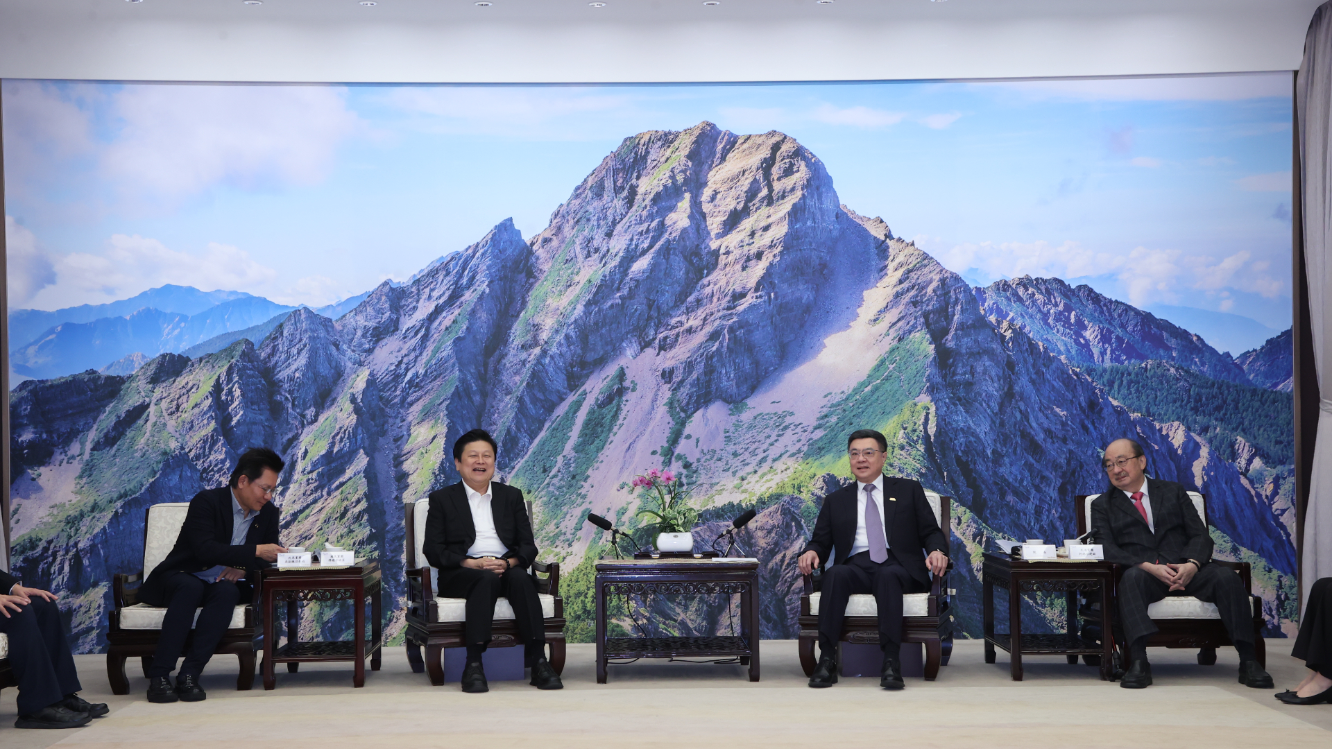 明年度中央政府總預算卡關多時,立法院和行政院7日達成共識。台北市攝影記者聯誼會提供