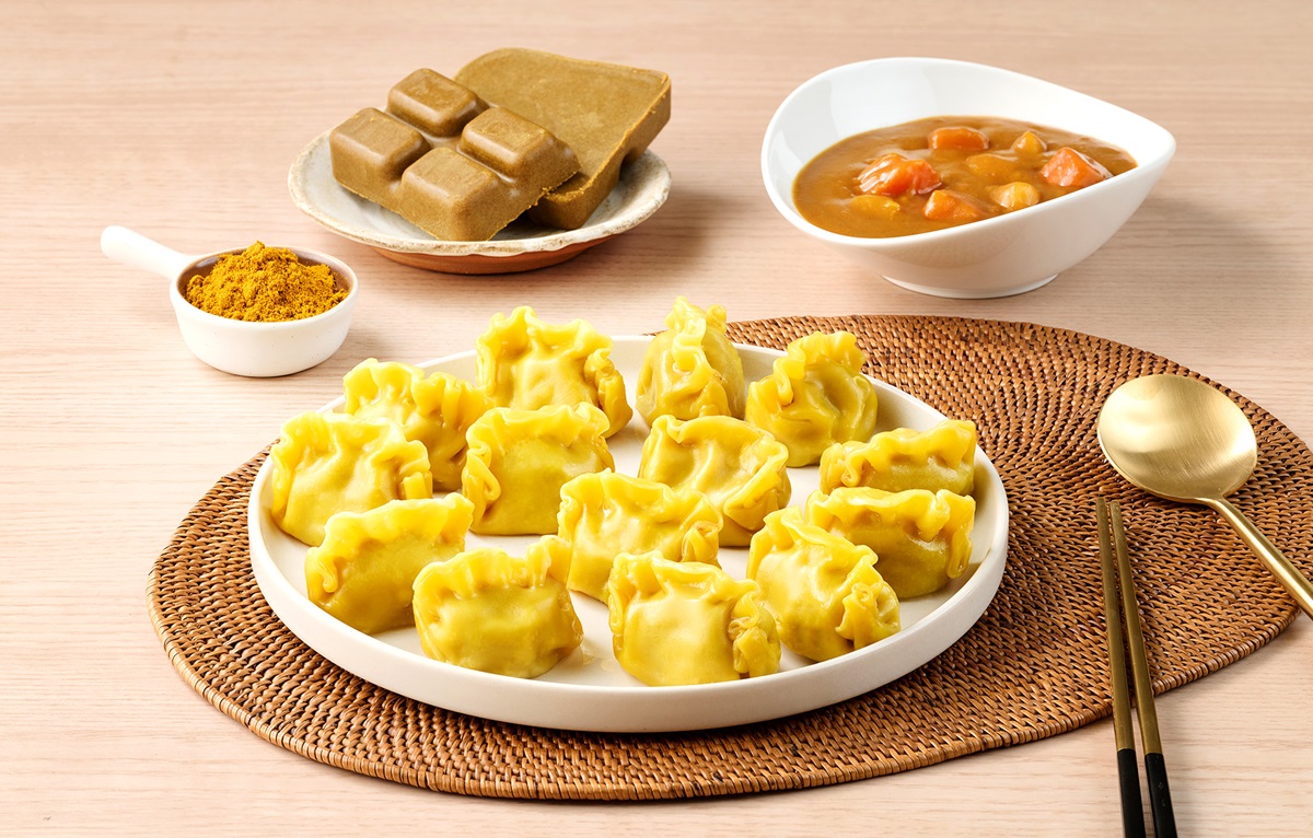「王品嚴選x好侍日式咖哩豬肉水餃」與日本百年品牌「好侍」咖哩聯名，搭配台灣溫體豬原塊鮮切，每顆重達28g份量感十足，微甜日式溫醇口感，香濃多汁。
