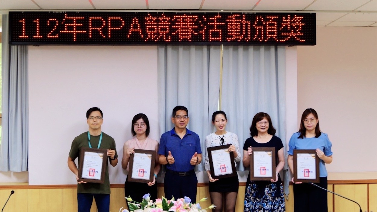 ▲嘉義縣財政稅務局在蕭俊明局長（左三）帶領下，榮獲行政院第7屆政府服務「數位創新加值」獎。（圖/嘉義縣政府提供）