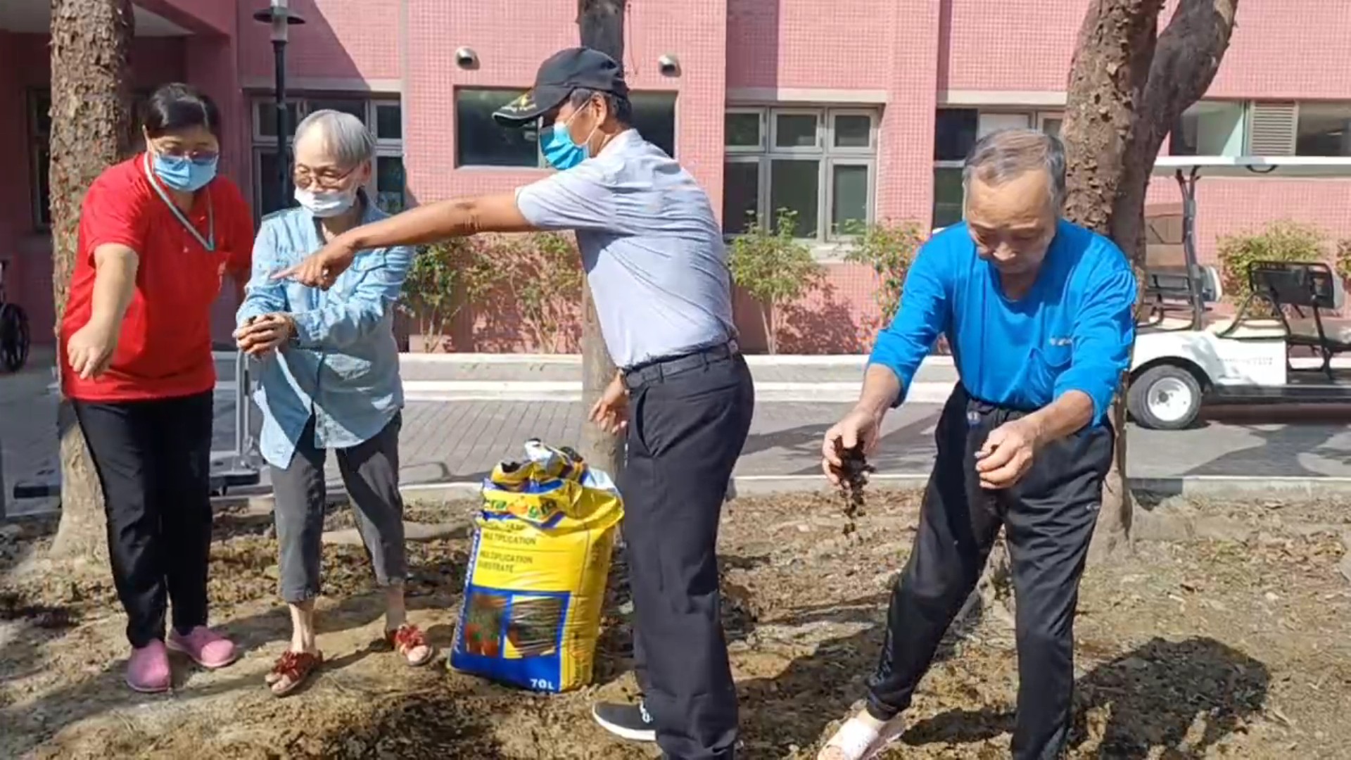 ▲彰化榮家於立冬之際舉辦特別園藝治療活動，由主任蘇再勝帶領多位失智症長者進行波斯菊種植，藉此促進他們的身心健康。（記者張溎壕攝）