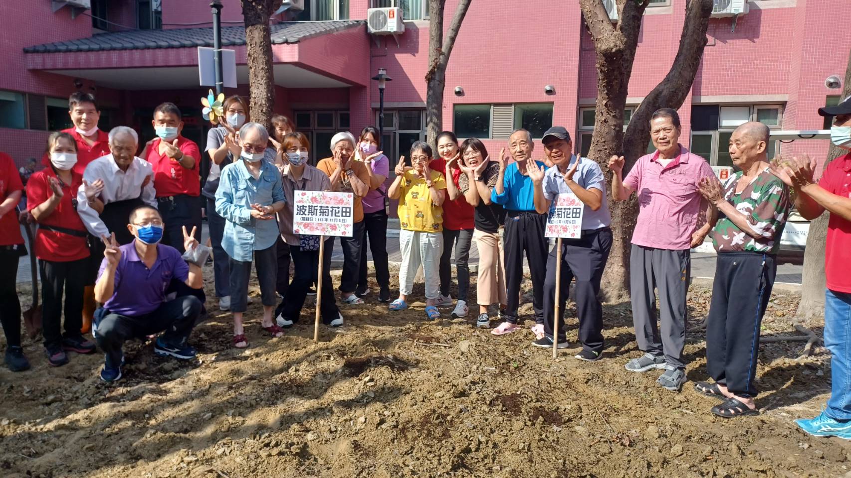 ▲彰化榮家於立冬之際舉辦特別園藝治療活動，由主任蘇再勝帶領多位失智症長者進行波斯菊種植，藉此促進他們的身心健康。（記者張溎壕攝）