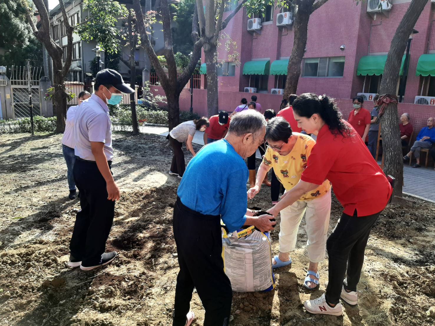 ▲彰化榮家於立冬之際舉辦特別園藝治療活動，由主任蘇再勝帶領多位失智症長者進行波斯菊種植，藉此促進他們的身心健康。（記者張溎壕攝）