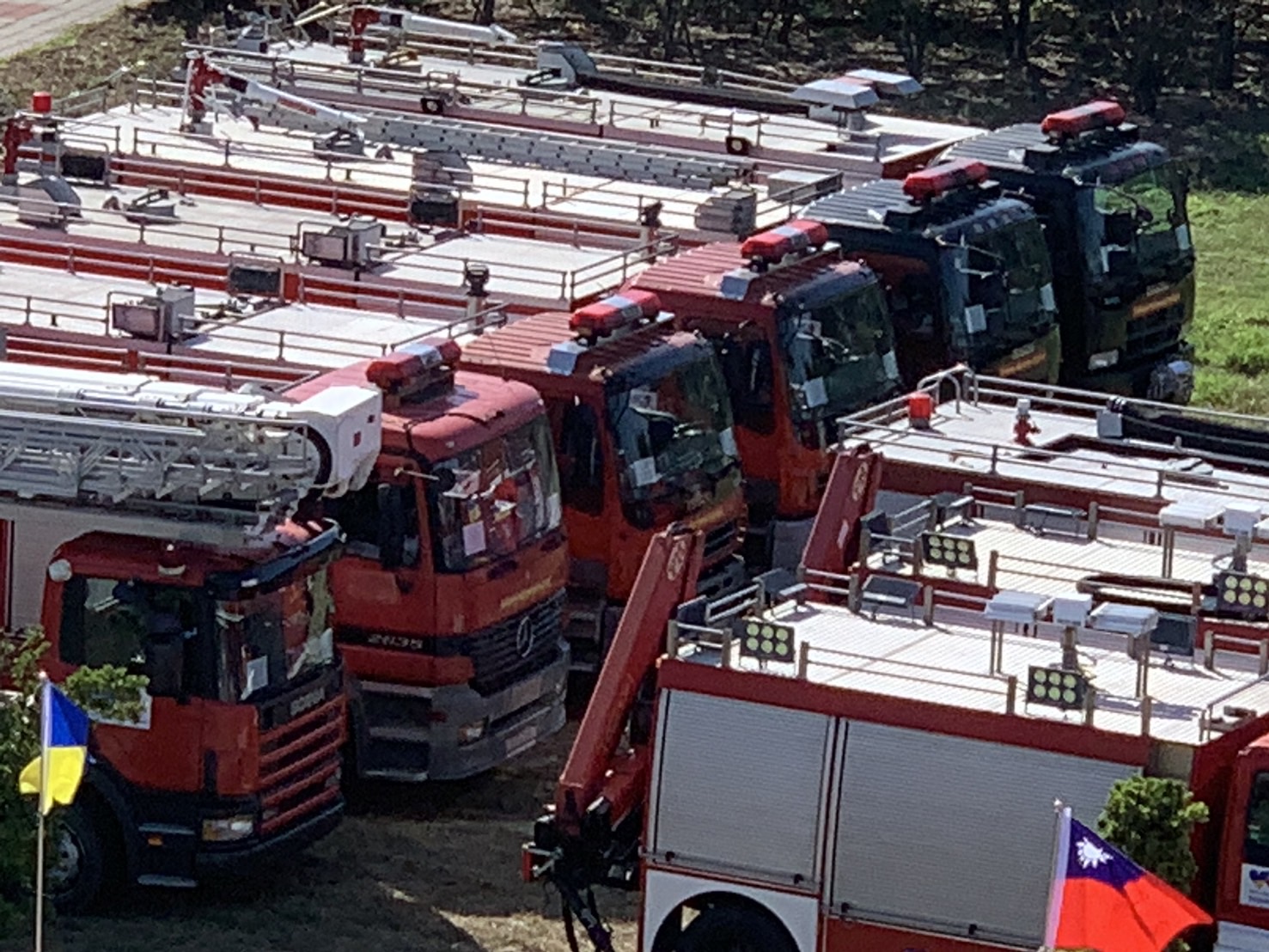 ▲企業家白璨榮今年籌集逾60輛消防車、救護車、復康巴士等各式車輛支援烏克蘭，預計11月9日在伸港鄉公所舉行捐贈儀式。（記者張溎壕攝）